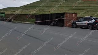 Աշոցքի ոլորաններում բեռնատարի վրա տեղադրված բեռնախցիկը, որում եղել է 4 ավտոմեքենա, պոկվել ու ընկել է