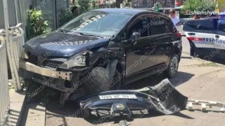 Երևանում ոչ սթափ վիճակում գտնվող «стоянщик»-ը իրեն վստահված «Nissan Tiida»-ով բախվել է «Opel»-ին, ապա հաստաբուն ծառին և երկաթե ճաղավանդակին