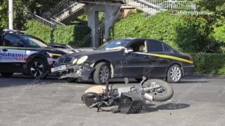 Երևանում բախվել են «Mercedes»-ն ու մոտոցիկլը. մոտոցիկլավարն ու ուղևորը, ովքեր մայր ու անչափահաս որդի են, տեղափոխվել են հիվանդանոց
