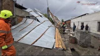 Մրգաստան գյուղում քամին բնակչի տան թիթեղյա տանիքը պոկել ու շպրտել է. այն ընկել է ավտոմեքենայի վրա