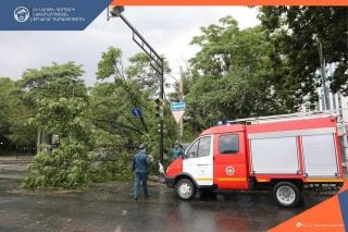 Երևանում և մարզերում քամու հետևանքով արտակարգ դեպքեր են գրանցվել