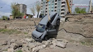 Երևանում «Volkswagen ID.4»-ը բախվել է կայանված «BMW»-ին