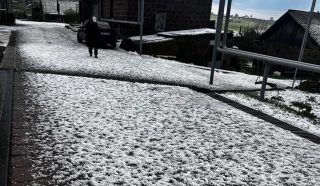 Արթիկում ուժեղ պտտահողմի և խոշոր կարկուտի հետևանքով վնասվել են տանիքներ, մրգատու այգիներ, արմատախիլ եղել ծառեր