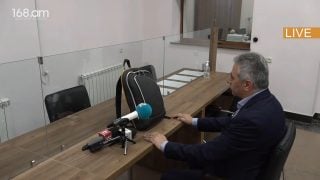 Էդգար Ղազարյանը ուսապարկի դիմաց զրուցում է երևակայական ՔՊ-ական Տիգրան Պարսիլյանի հետ