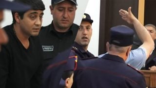 «Ես նման բան չե՛մ ասել», «պի՛ղծ»․ վկան ու մեղադրյալը վիճեցին․ Ազատի գործով նիստին իրավիճակը լարվեց