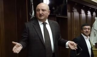 Շատ վրա չտաք… զգացված եմ, ընկեր Ղուկասյան. Սարիկ Մինասյանի և Վարդան Ղուկասյանի ջերմ շփումը