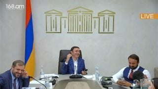 Խառնաշփոթ և ուրախ տրամադրություն հանձնաժողովի նիստում