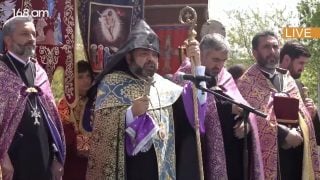 Երիտասարդ հարսներն ու հայ մայրերն իրենց գլխաշորերը փոխարինեցին պատրոնդաշով. թեմի առաջնորդ