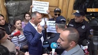 Բանկերից տուժած քաղաքացիները փակեցին ԿԲ-ի մուտքը, ոստիկանները պահանջում են բացել