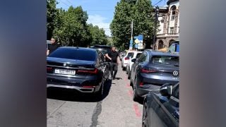 Ալեն Սիմոնյանը գարեջրատանն է. ծառայողական մեքենաները գրավել են ավտոբուսների գիծը. Հակոբ Կարապետյան