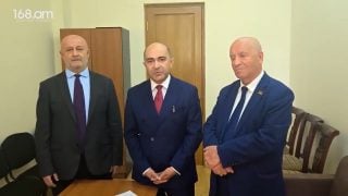 Հովիկ Աղազարյանը և Հակոբ Ասլանյանը Էդմոն Մարուքյանի ներկայությամբ ստորագրեցին իմպիչմենտի փաստաթուղթը