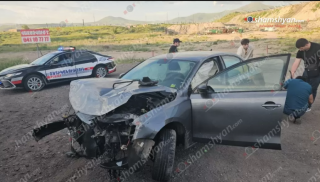 Կոտայքում «Volkswagen Jetta»-ն բախվել է քարե պարսպին, ապա բաժանարար գոտու երկաթե արգելապատնեշներին