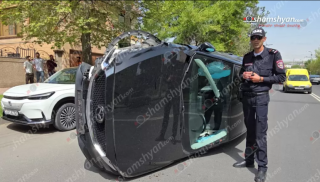 Երևանում «Mazda CX 5»-ը բախվել է կայանված 2 ավտոմեքենայի և կողաշրջվել՝ մասամբ հայտնվելով ճանապարհի մեջտեղում