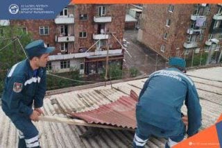 Փրկարարներն արձագանքում են Արագածոտնի մարզում ուժեղ քամու վերաբերյալ ստացված ահազանգերին