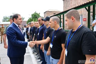 Սուրեն Պապիկյանն այցելել է ՊՆ կենտրոնական հավաքակայան