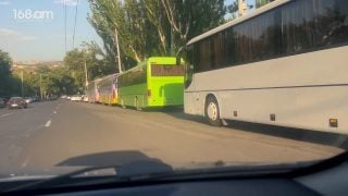 Ազգային ժողովի մոտ նույնպես ոստիկաններով լի ավտոբուսներ են տեղակայված