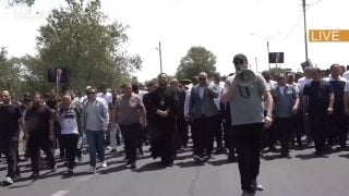 Ազատությո՜ւն քաղբանտարկյալ Սամվել Կարապետյանին. վանկարկումներ՝ դեպի Մայր աթոռ երթի ժամանակ