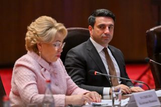 Ալեն Սիմոնյանը հակադարձել է Երևանի քաղաքականության մեջ բևեռների փոփոխության մասին խոսքերին. Սիմոնյան-Մատվիենկո հանդիպման շեշտադրումները