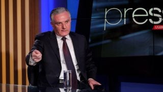 Արա, դուք մի՞թե չեք հոգնել ձեր ախմախ պլաստինկայից. եթե ուրիշներին խորհուրդ եք տալիս հեռու մնալ Սերժ Սարգսյանից ու Հանրապետականից, ինքներդ ինչո՞ւ եք հաճախակի հայտնվել և հայտնվում Հանրապետականի միջանցքներում. Արտակ Զաքարյան