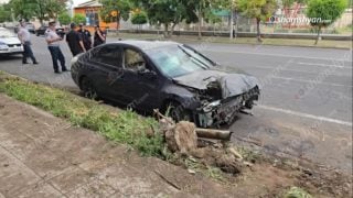 Երևանում 33-ամյա վարորդը «Nissan Altima»-ով բախվել է ամբողջությամբ չորացած ծառին, տապալել այն, ապա՝ երկաթե սյանը