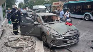 Երևանում դեղատան մոտ պայթյուն է տեղի ունեցել «Hyundai Elantra»-ում. մեքենան վերածվել է մետաղե ջարդոնի. կան վիրավորներ