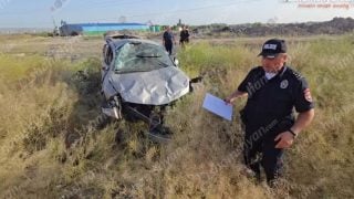Երևանում Nissan-ը Մոնթե Մելքոնյան փողոցում դուրս է եկել երթևեկելի գոտուց և հայտնվել դաշտում