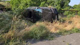 Երևանում Land Rover-ը բախվել է գազատար խողովակի հենասյանն ու կողաշրջվել