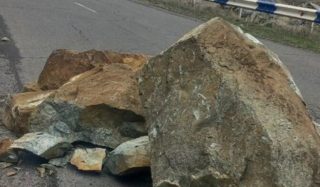 Աղվանի-Լծեն ավտոճանապարհի 20-րդ կմ-ը քարաթափման հետևանքով դարձել է միակողմանի երթևեկելի