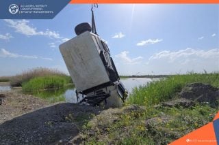 Փրկարարներն ավտոմեքենան դուրս են բերել լճից
