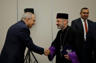 Ով է եղել Փաշինյանի հետ հանդիպած հոգեւորականը. «Իրավունք»