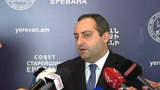 Երբ մեքենայով հայտնվում եք փոսում, վերևներից ո՞ւմ եք «հիշում». Լրագրողի հարցը՝ փոխքաղաքապետին