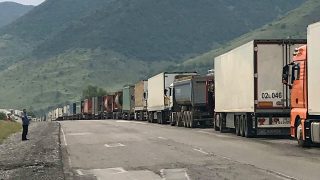 Լարսում 1000 մեքենա խցանման մեջ է