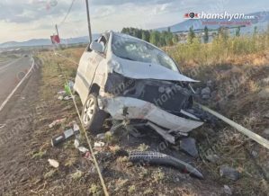 Գեղարքունիքի մարզում 26-ամյա վարորդը «Toyota Alphard»-ով դուրս է եկել երթևեկելի գոտուց, բախվել քարերին և կողաշրջվել․ կա 6 վիրավոր