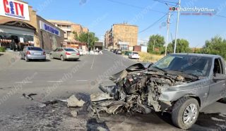 Եղվարդում՝ «Երևան սիթի»-ի դիմաց բախվել են «Iran Khodro»-ն և «Mazda»-ն․ վերջինը հայտնվել է երթևեկելի գոտուց դուրս