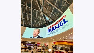 ««Դալմա մոլի» «ֆուդկորտում» Սամվել Կարապետյանի լուսանկարով մեծ պաստառը տարածել են պրոյեկտորով