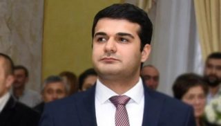 Արաբկիրի թաղապետն ու տեղակալը օգնության են կանչել  ոստիկանությանը՝ ասելով որ թաղապետարանում հայհոյանքներ են հնչեցնում իրենց հասցեին