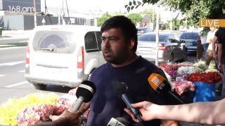 Ո՞վ է գյուղացուն լսողը, փողը ուշացնենք, արագ զանգում են. ծաղիկ մշակե՞մ, թե՞ թուղթ սարքեմ. Ջերմոցատեր