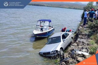 Ավտոմեքենան դուրս է եկել երթևեկելի գոտուց և մասամբ հայտնվել Սևանա լճում