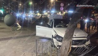 Երևանում «Mercedes»-ը կոտրել է գովազդային ցուցանակը, բախվել ծառին