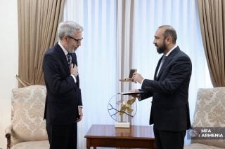 Արարատ Միրզոյանը ՀՀ-ում առաքելությունն ավարտող Շվեդիայի դեսպանին պարգևատրել է ԱԳՆ պատվո մեդալով