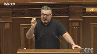 Ազնավուրն էլ, Քըրք Քըրքորյանն էլ եկեղեցու կողքը կանգնեին, հայտնվելու էին Սամվել Կարապետյանի կողքին
