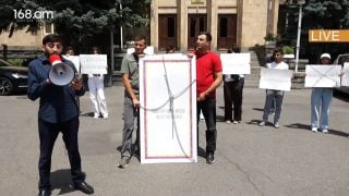 Օրենքի փոխարեն գործում է SMS-ային արդարադատություն․ Սահմանադրությունը շղթայված է. ակցիա ՍԴ-ի մոտ