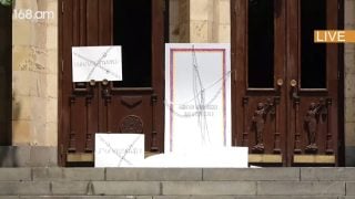 Երիտասարդները շղթայված Սահմանադրությունը դրեցին Սահմանադրական դատարանի դռների մոտ