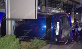 Երևանում «Mini Cooper»-ը հարվածել է կայանված «Nissan»-ին, վերջինը կողաշրջվել է