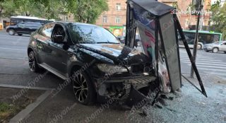 Երևանում անչափահաս տղան BMW-ով Կոմիտասի պողոտայում բախվել է գովազդային վահանակին և հայտնվել հետիոտնի համար նախատեսված մայթին․ կա վիրավոր