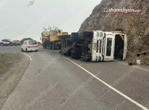 Սյունիքում իրանցի վարորդը կցորդիչով բեռնատարով կողաշրջվել է