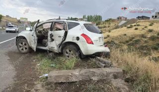 Երևան-Սևան ճանապարհին «Nissan Murano»-ն դուրս է եկել երթևեկելի գոտուց, բախվել երկաթե արգելապատնեշներին և հայնտվել ձորի եզրին