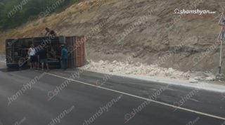 Վերին Խոտանանում քարով բարձված «Կամազ»-ը կողաշրջվել է, ինչի հետևանքով քարերը թափվել են