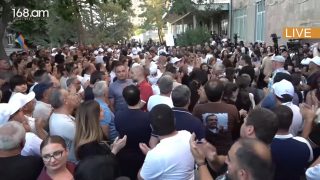 «Պայքար-պայքար #ՄերՁևով» վանկարկումներ՝ դատարանի բակում