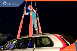 Սևան-Մարտունի ավտոճանապարհին մեքենան դուրս է եկել երթևեկելի հատվածից և հայտնվել ճահճում